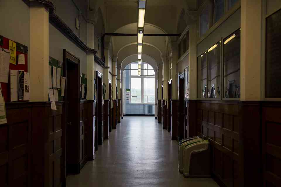 Großbritannien erwägt strengere Kontrollen für Studentenvisa, während Universitäten mit Einstellungsstopps und Betrugsbekämpfung konfrontiert sind featured image